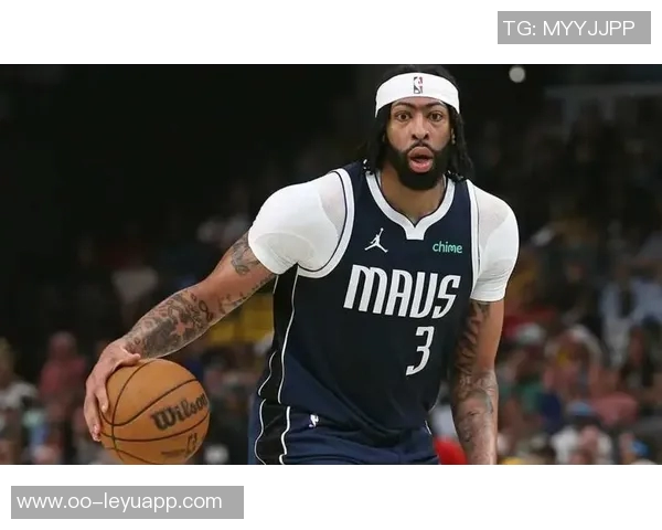 戴维斯攻防两端表现出色15投9中砍下26分12篮板5封盖压制火箭队